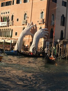 171007 Biennale 03 Lorenzo Quinn Support for web