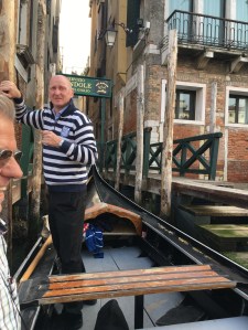 171012 Venice 29 gondoliere at Traghetto del Giglio for web